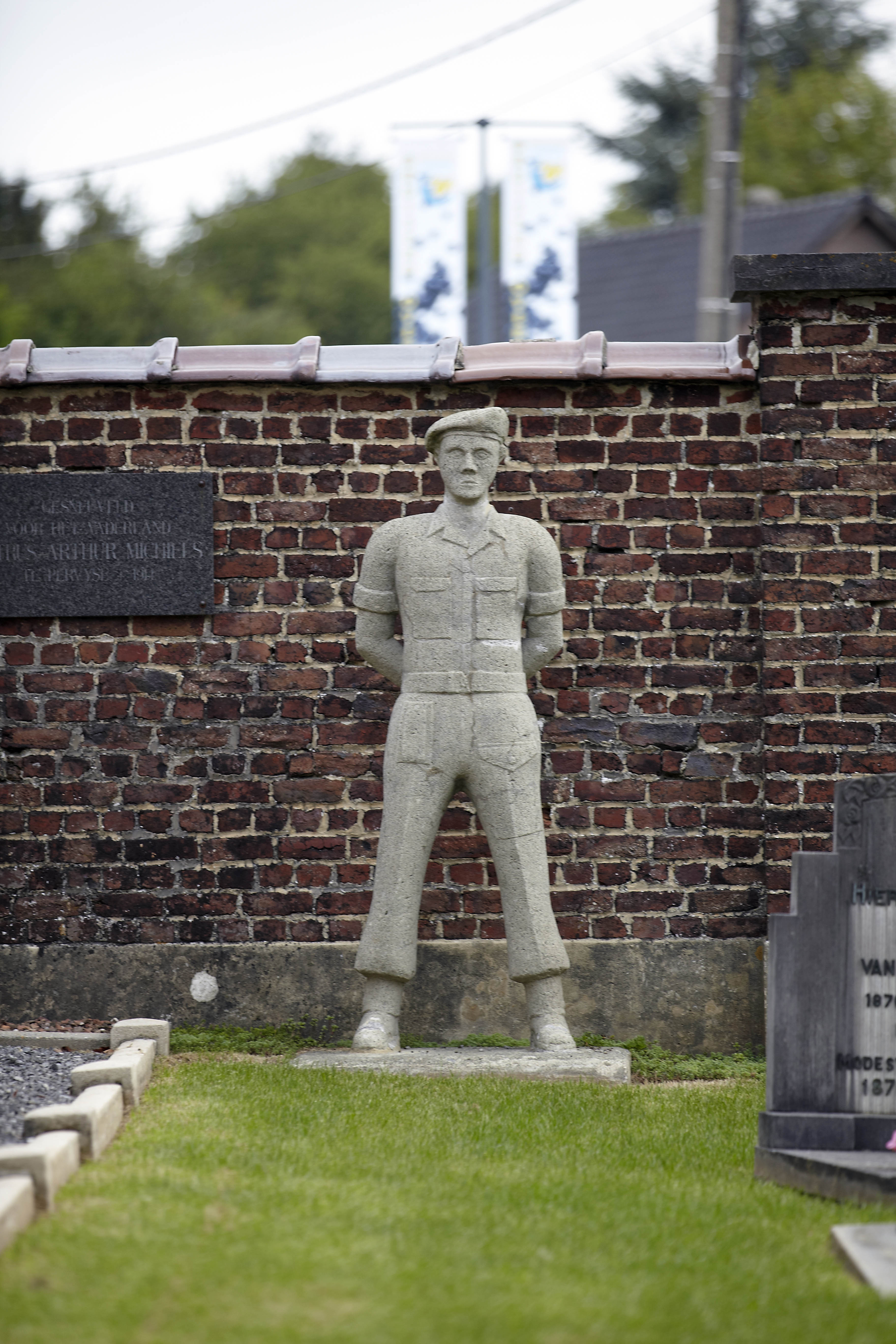 Een Britse bewaker op het kerkhof van Terlanen