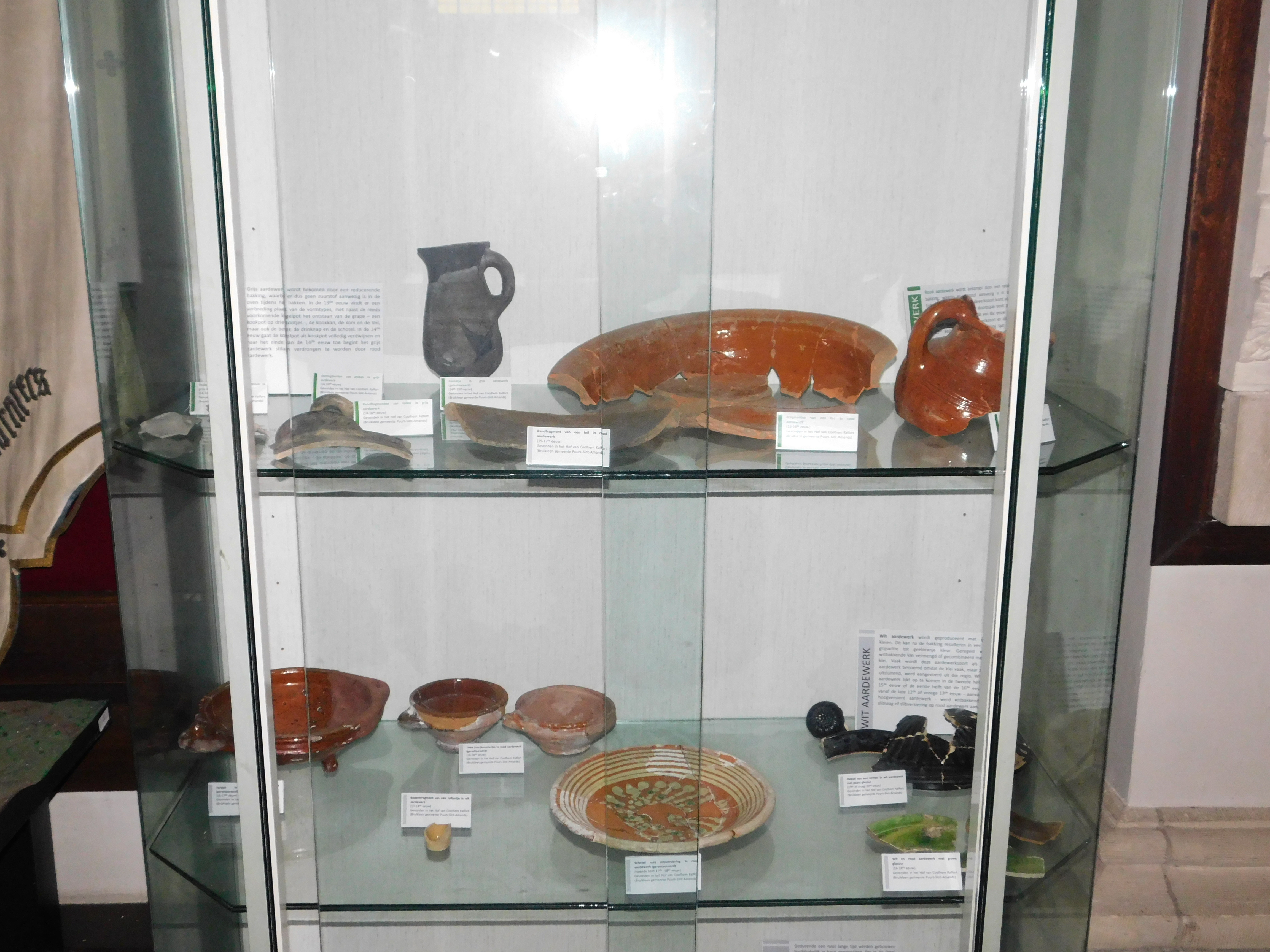 Tentoonstellingskast met vondsten uit Klein-Brabant