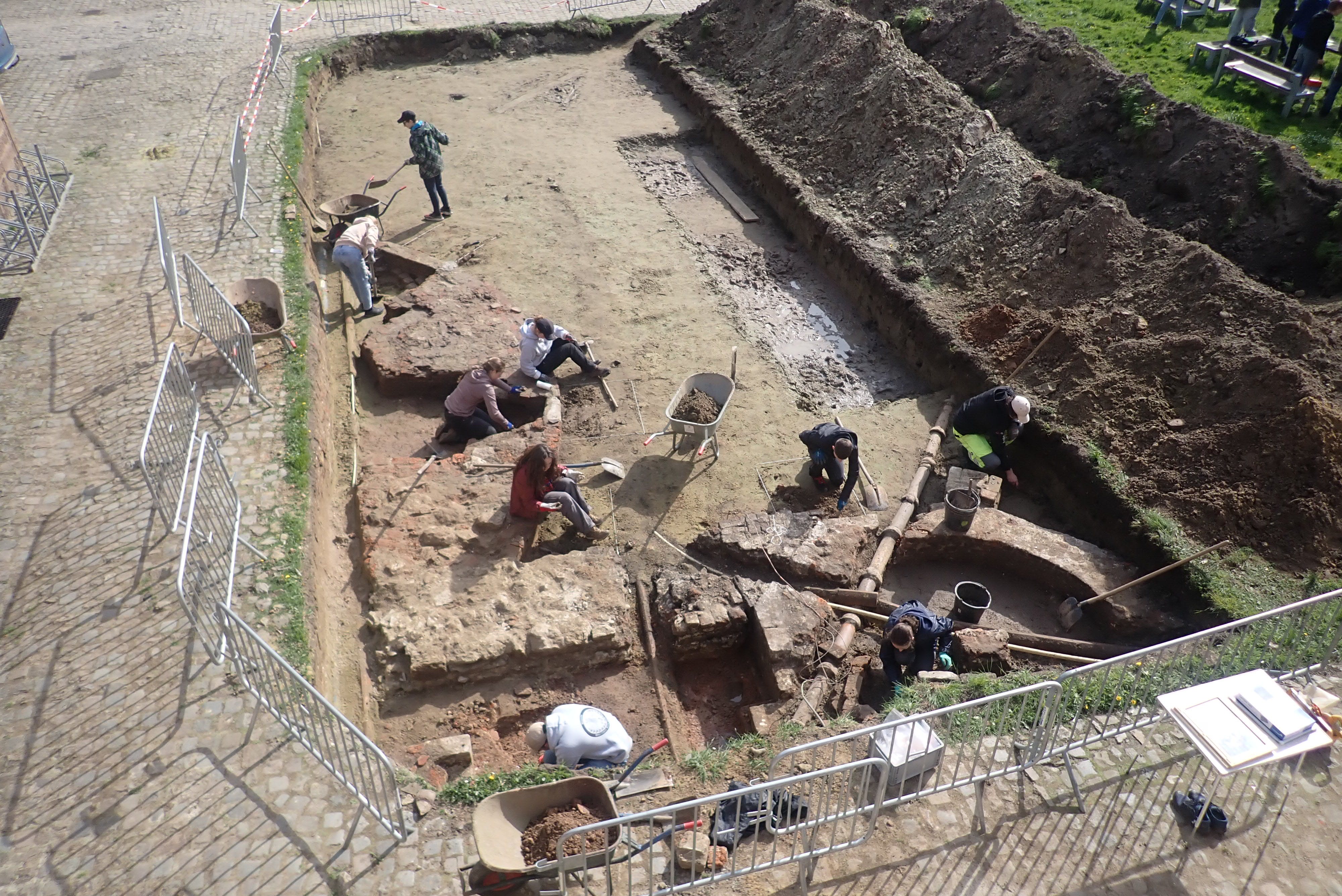Studenten tijdens de Fieldschool Archeologie 2023, aan het werk op de binnenplaats van het Arenbergkasteel