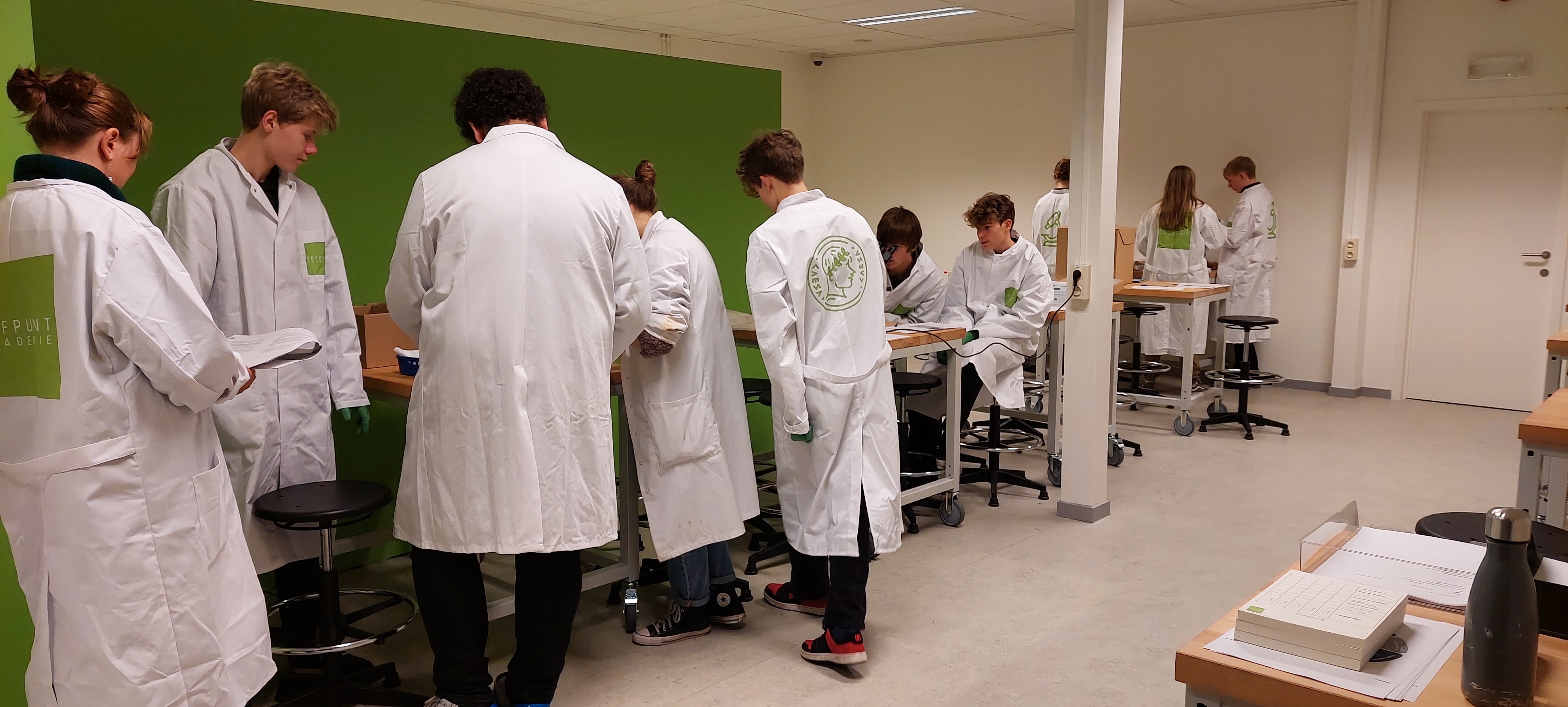 Jongeren aan het werk in The Science Lab