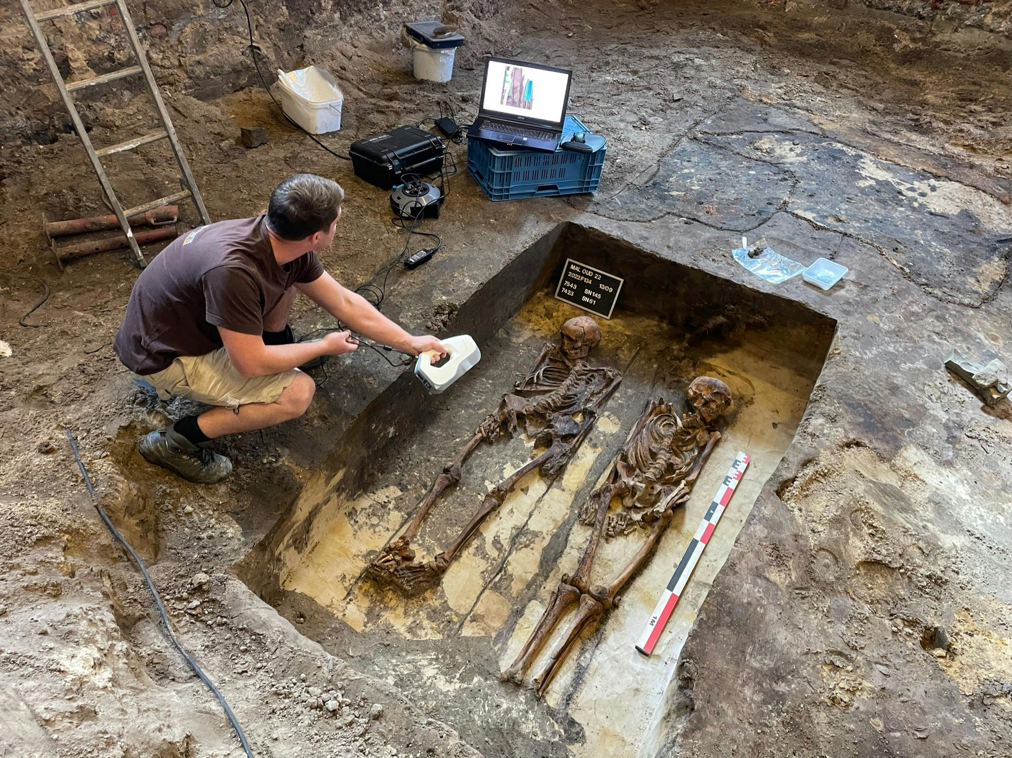 Archeologen leggen de sporen van het middeleeuws kerkhof vrij. 