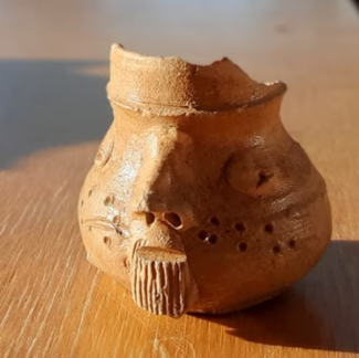 Opgevist verleden Fragment van en neuskruikje