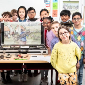 Archeokit kinderen rond de archeokit koffer